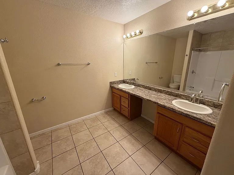 1911 Girard Blvd NE — Photo 30