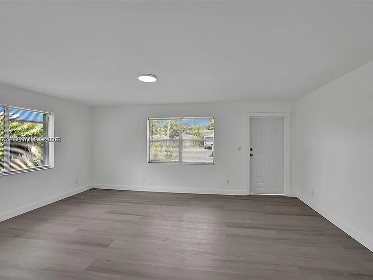 2804 SW 16th St — Photo 4