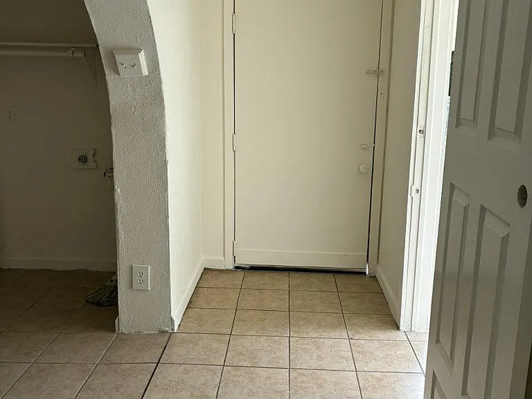 229 University Ave — Photo 11