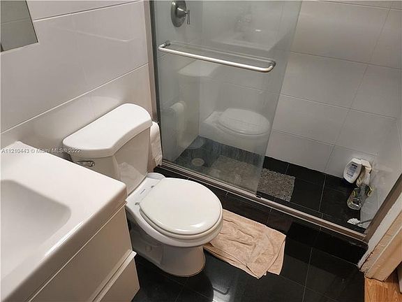 5th image of 441 Collins Ave APT 25