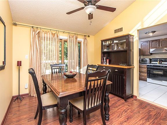 3rd image of 224 Greengage Cir