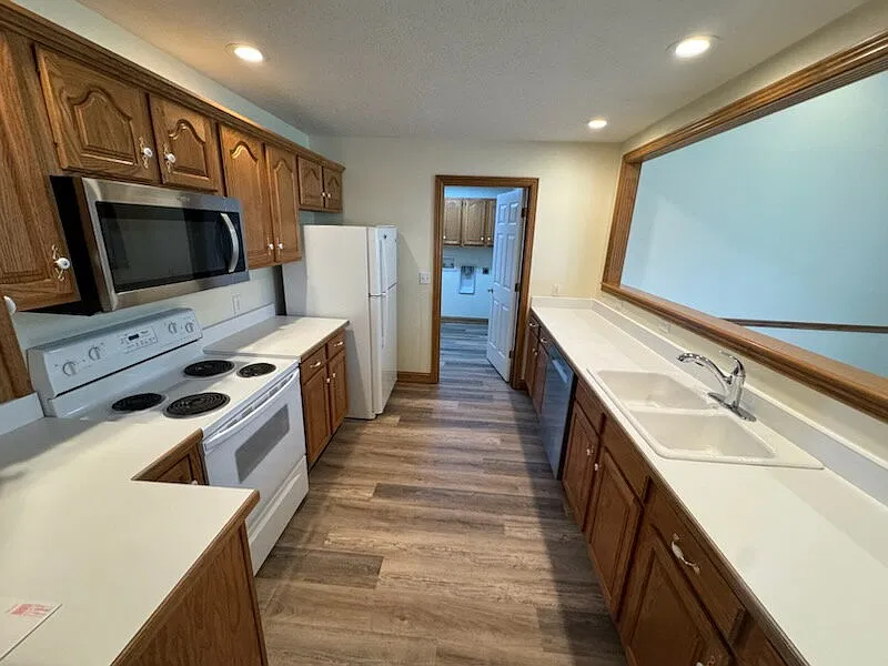 5 bed, 2.0 bath, 2900 sqft, $1,850 — Photo 3