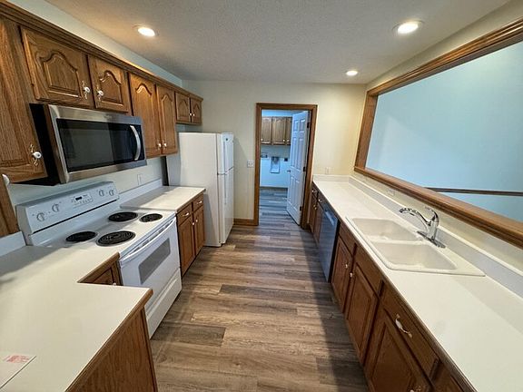3rd image of 1001 Laurel Tree Ct