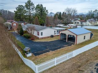 806 Lunenburg Ave, Victoria, VA 23974