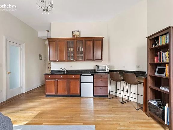 3rd image of 140 W 69th St APT 47A