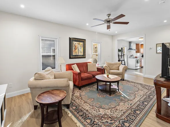 1011 Webster St, Needham, MA 02492