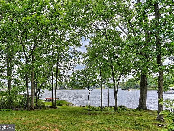 4th image of 210 Lake Meade Dr