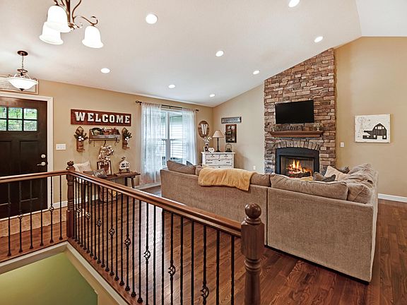 4th image of 885 Golden Dr