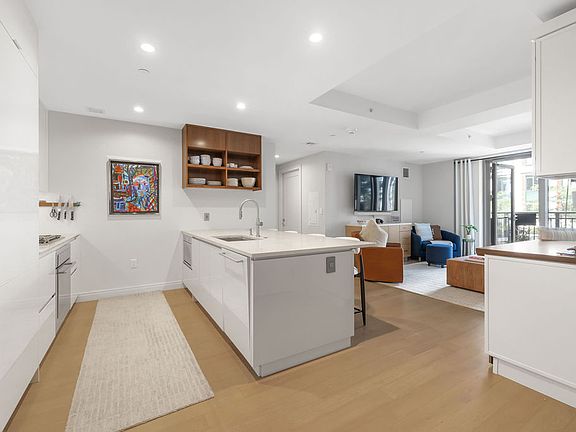 3rd image of 135 Seaport Blvd Unit 609