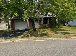 10 Canterbury Ln, Toms River, NJ 08757