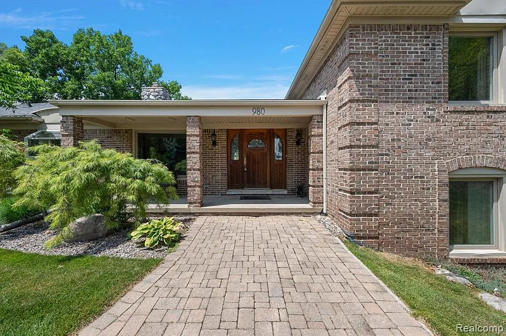 4 bed, 4.0 bath, 4216 sqft, $7,000 — Photo 2