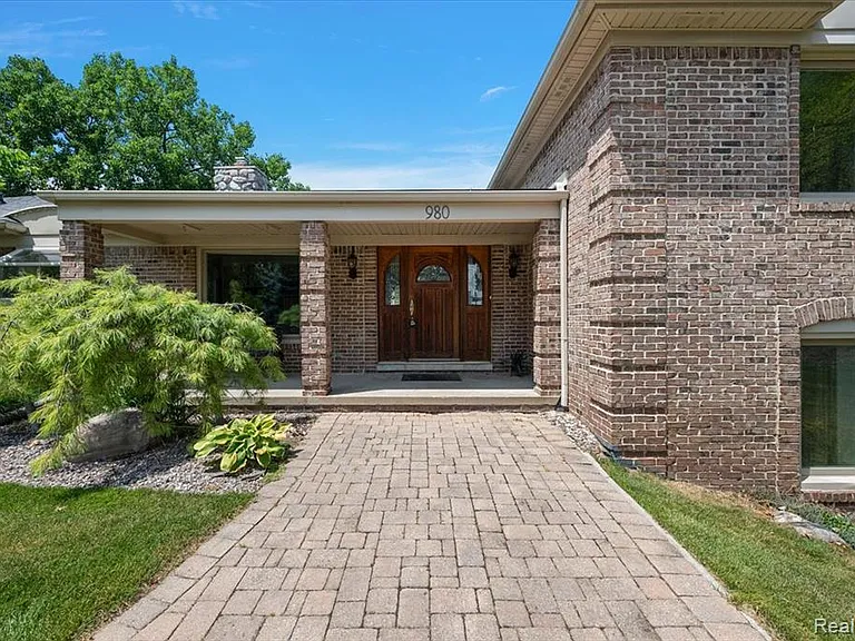 980 Sandhurst Rd — Photo 2