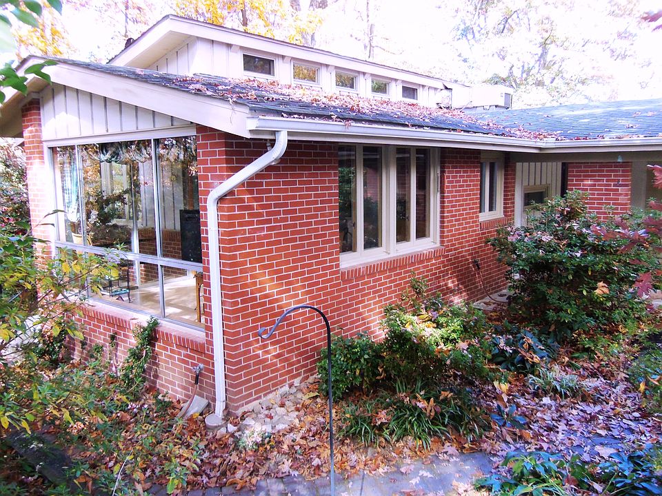 Left corner of home, showing breakfast area in kitchen