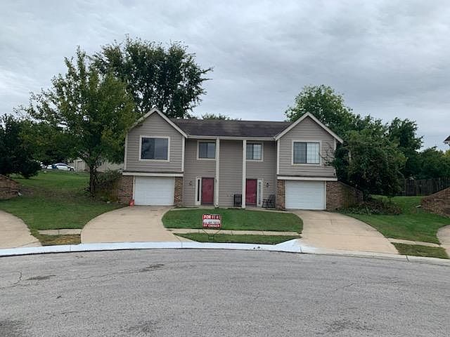 Updated 2 bedroom 1 Full bathroom unit in amazing quiet Cal-De-Sac neighborhood within walking distance of Downtown Lee's Summit!