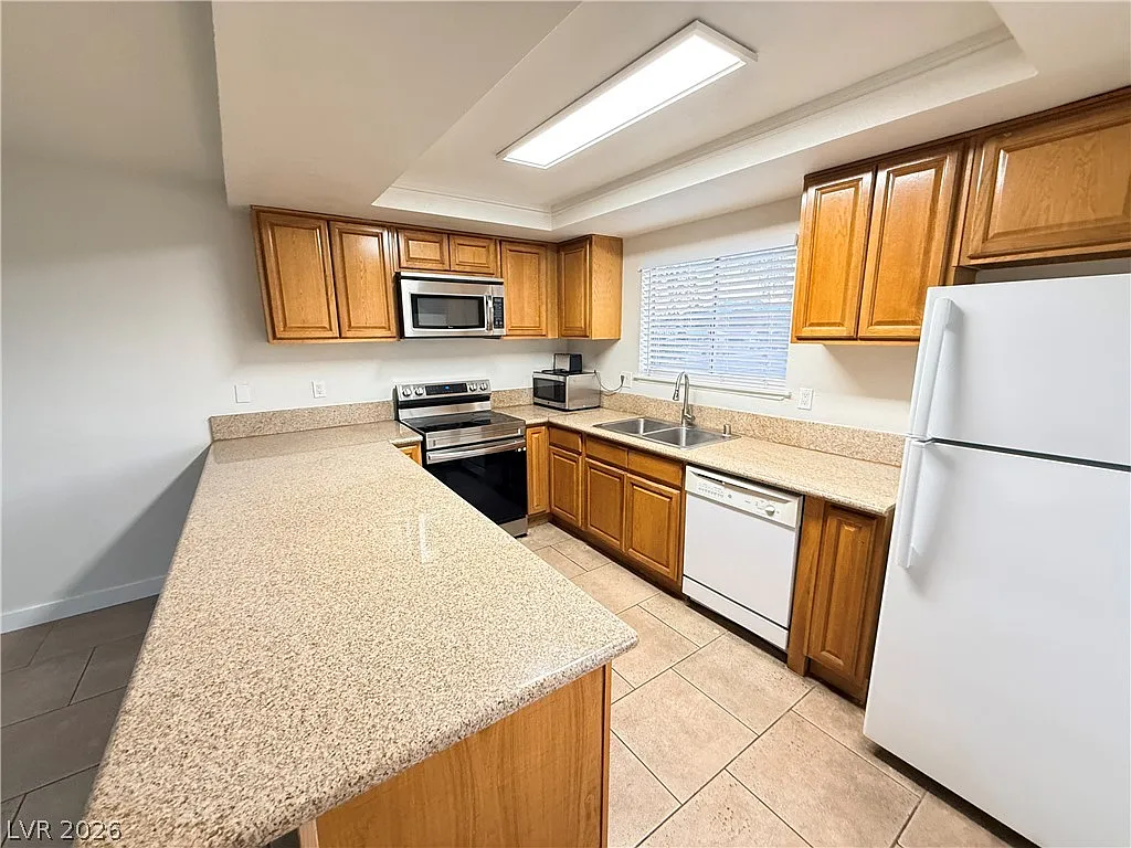 2 bed, 2.0 bath, 3688 sqft, $1,300 — Photo 2