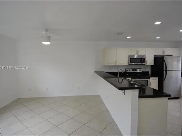 324 NE 3rd St APT D, Hallandale Beach, FL 33009