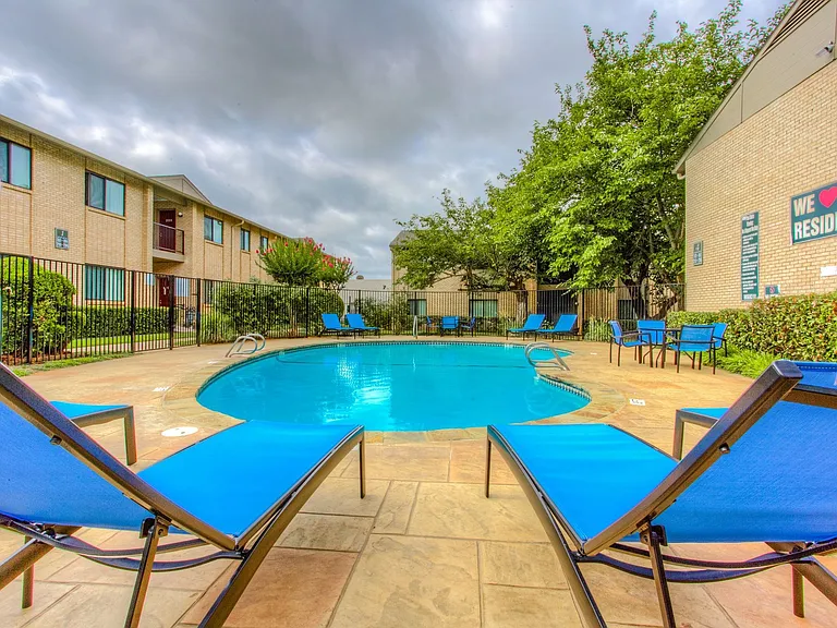 Valley Creek Apartments — Photo 2