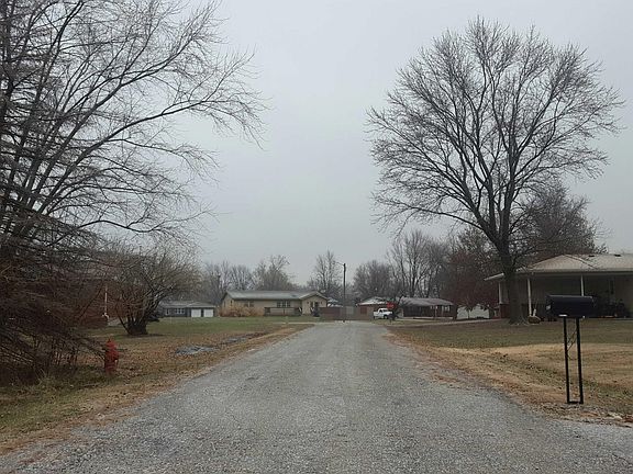 4th image of 805 Janet Ln