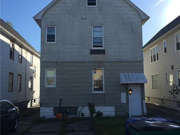 2nd image of 121 Ross Ave