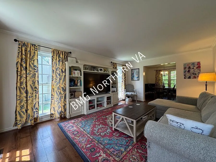 Elegant 4 BR / 2.5 BA Home with Solar Panels in Prince William — Photo 4
