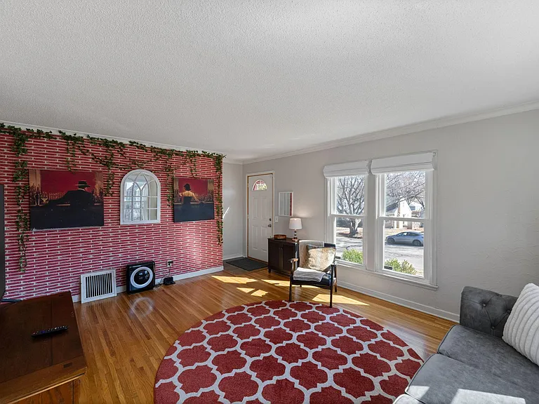 2901 Zenith Ave N — Photo 3
