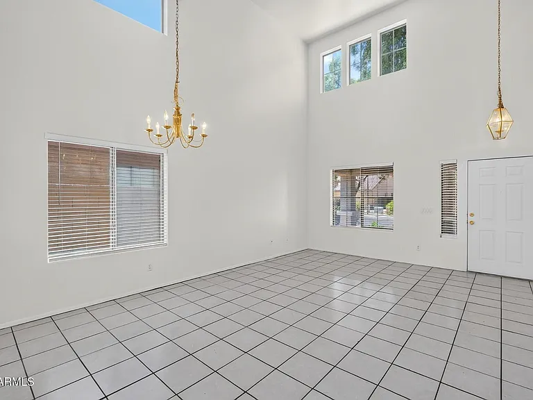 7823 S 48th Ln — Photo 5