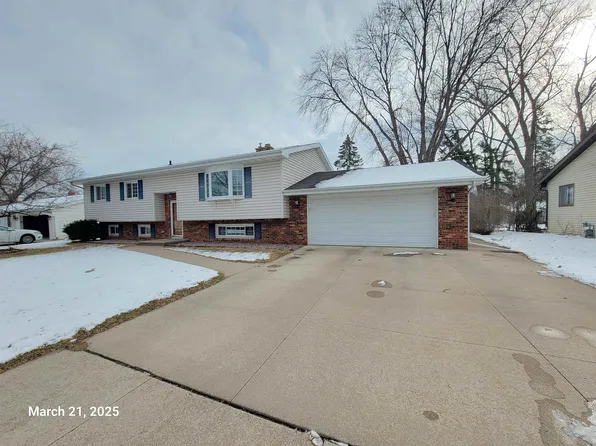 600 N Canterbury Dr, Appleton, WI 54915