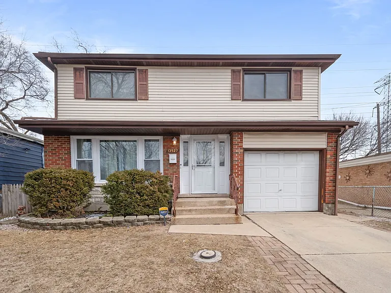 13527 S Mackinaw Ave — Photo 1