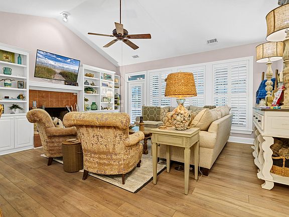 2nd image of 407 Pompano Rd