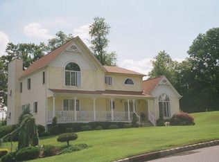 4 Dundee Ct, Chestnut Ridge, NY 10977