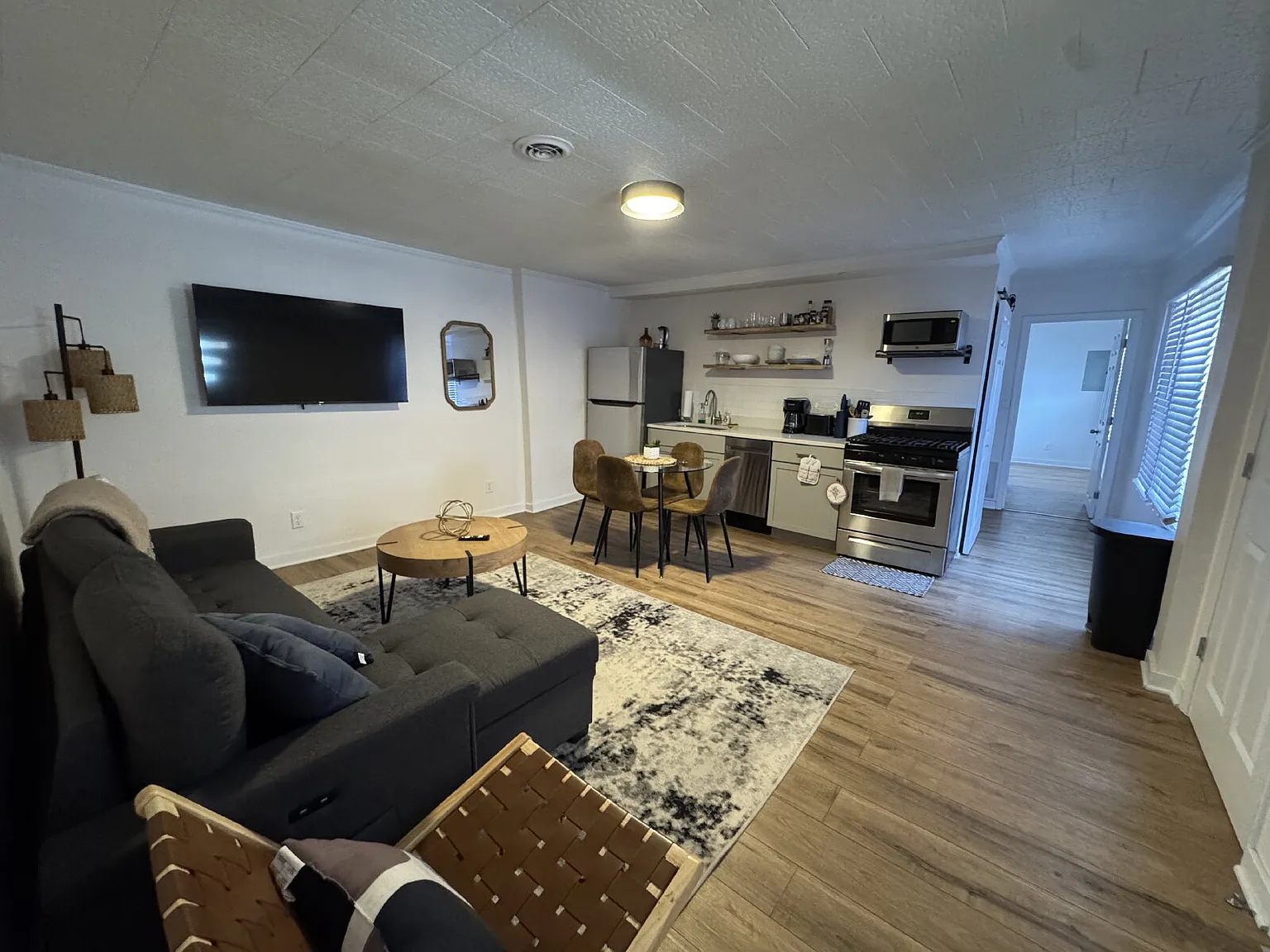 2 bed, 1.0 bath, $1,650 — Photo 4