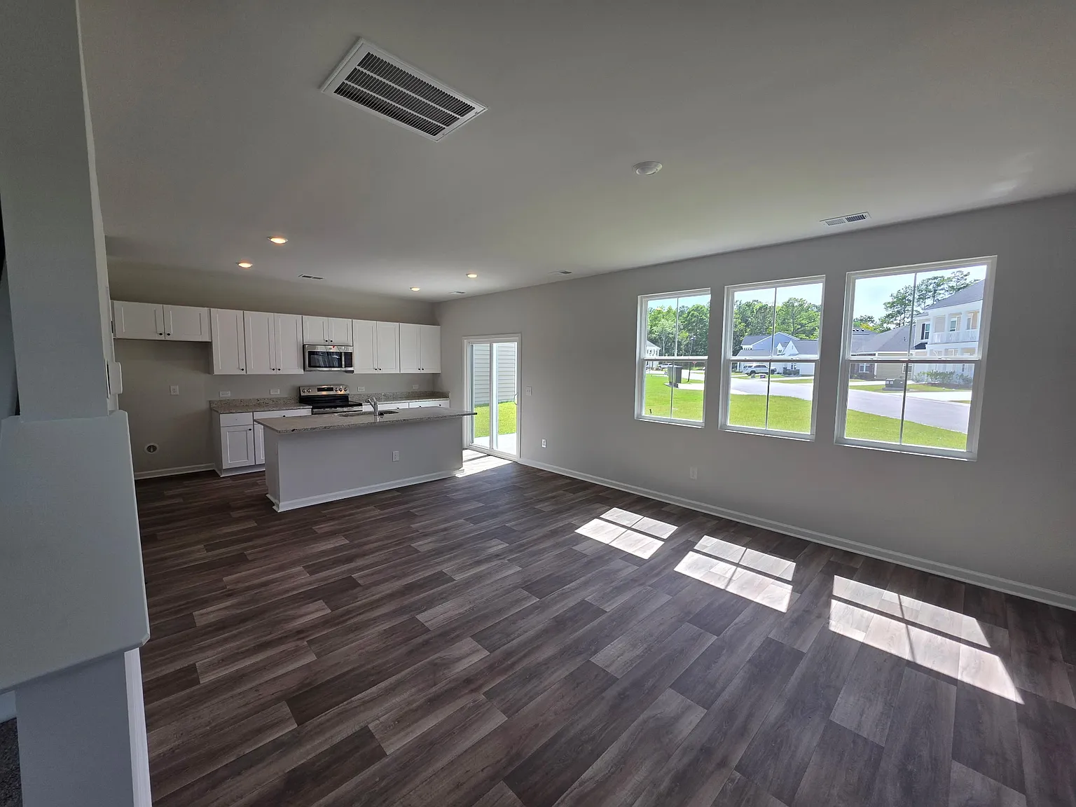3 bed, 2.5 bath, 1616 sqft, $2,100 — Photo 3