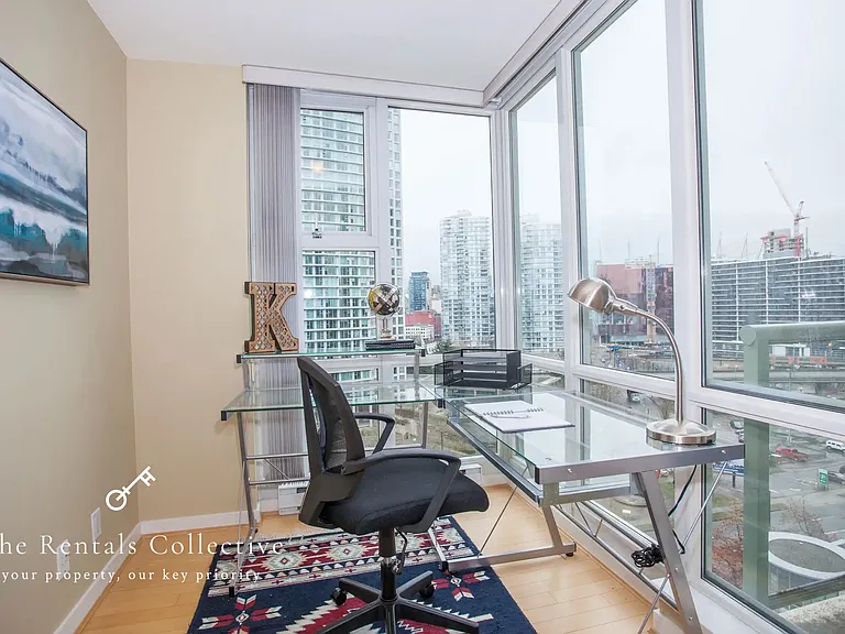 1077 Marinaside Cres #1207 — Photo 9