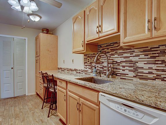 5th image of 151 Amberly Drive #A