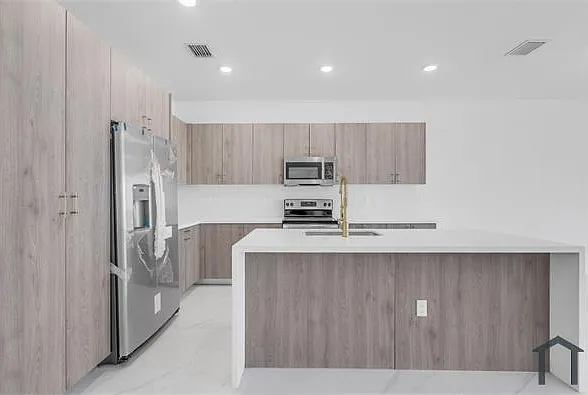 5 bed, 2503 sqft, $4,540 — Photo 3