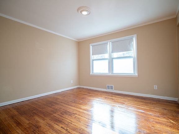 3rd image of 832 E Henry St Floor 1