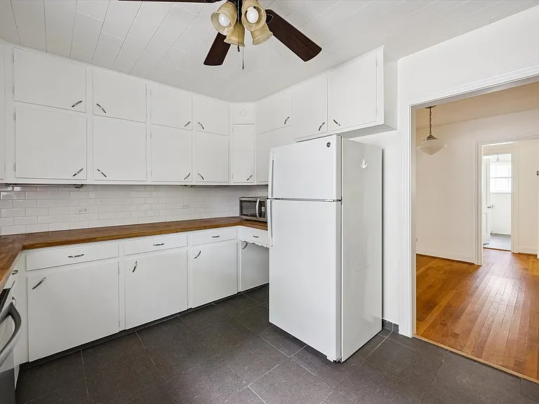 326 W 22nd St — Photo 5