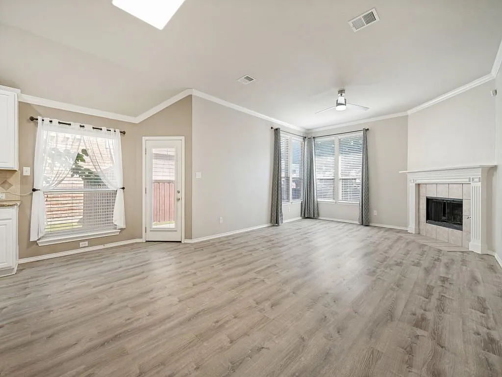 3 bed, 1849 sqft, $2,490 — Photo 3