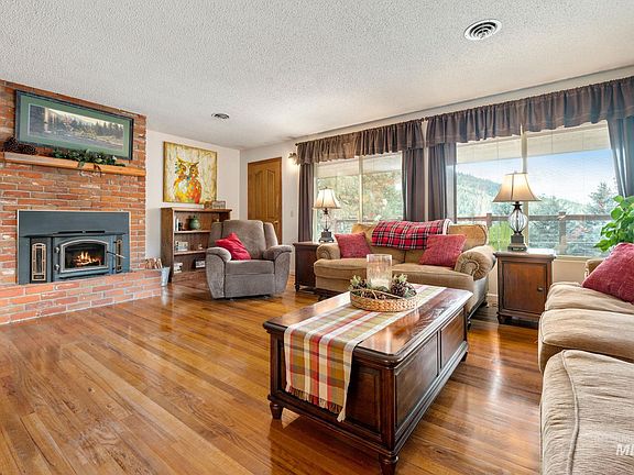 2nd image of 815 Pine Drive Hts