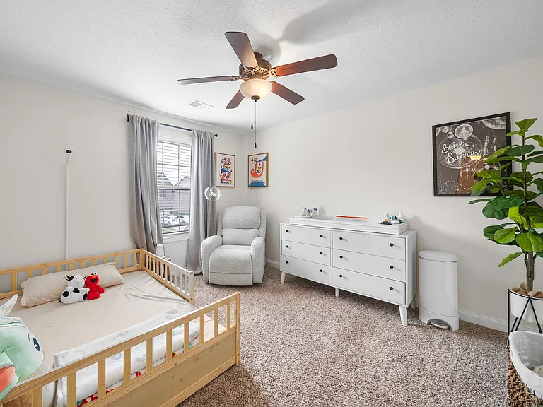 404 Sedgwick Ln — Photo 25