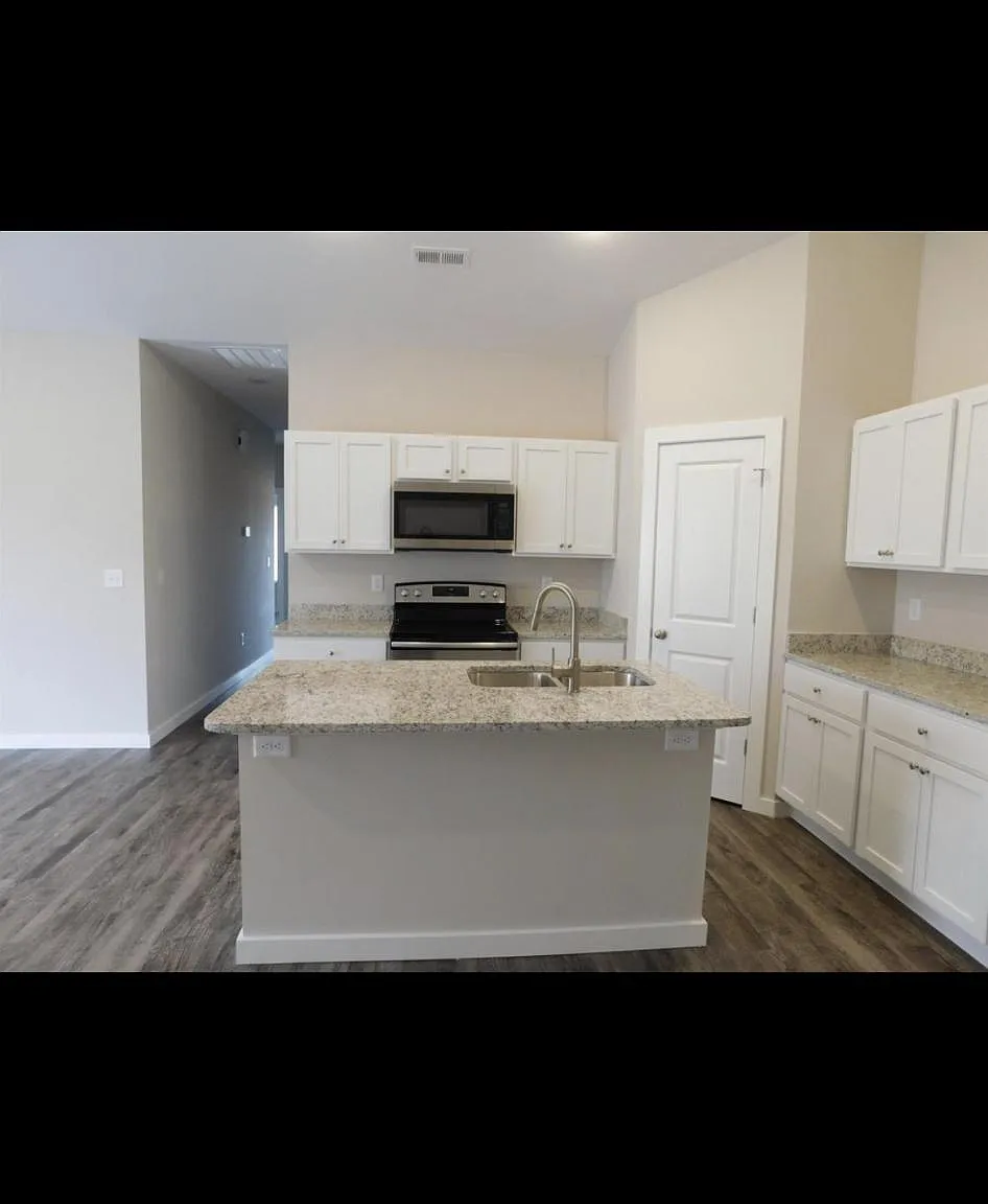 628 E Martens Dr — Photo 3