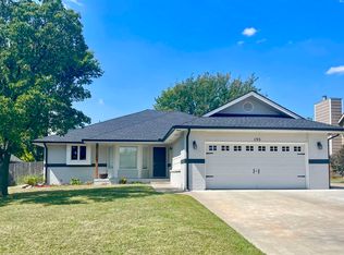 135 Chapel Dr, Andover, KS 67002