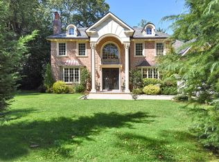 121 Village Rd, Manhasset, NY 11030