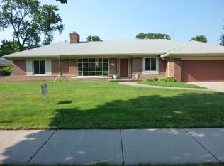 686 N Renaud Rd, Grosse Pointe Woods, MI 48236