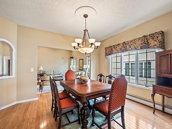 5th image of 31 Sherwood Dr