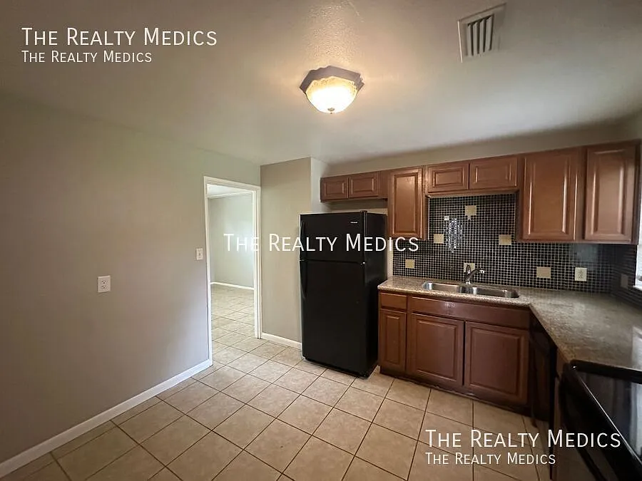 Incredible 3 Bedroom, 1.5 Bathroom Home In Deland!! — Photo 2