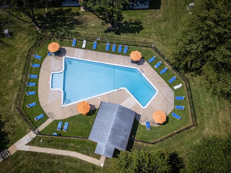 Spring Manor — Photo 6