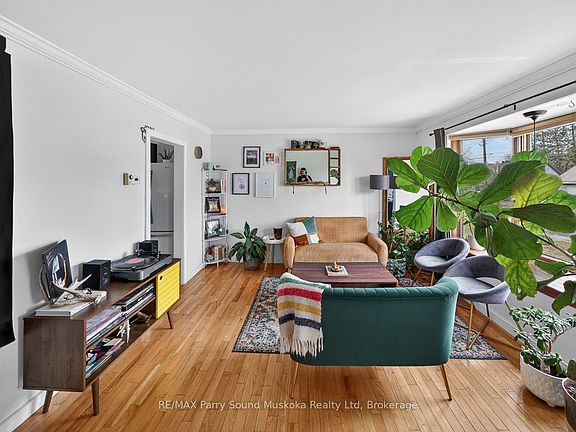 5th image of 23 Highland Cres
