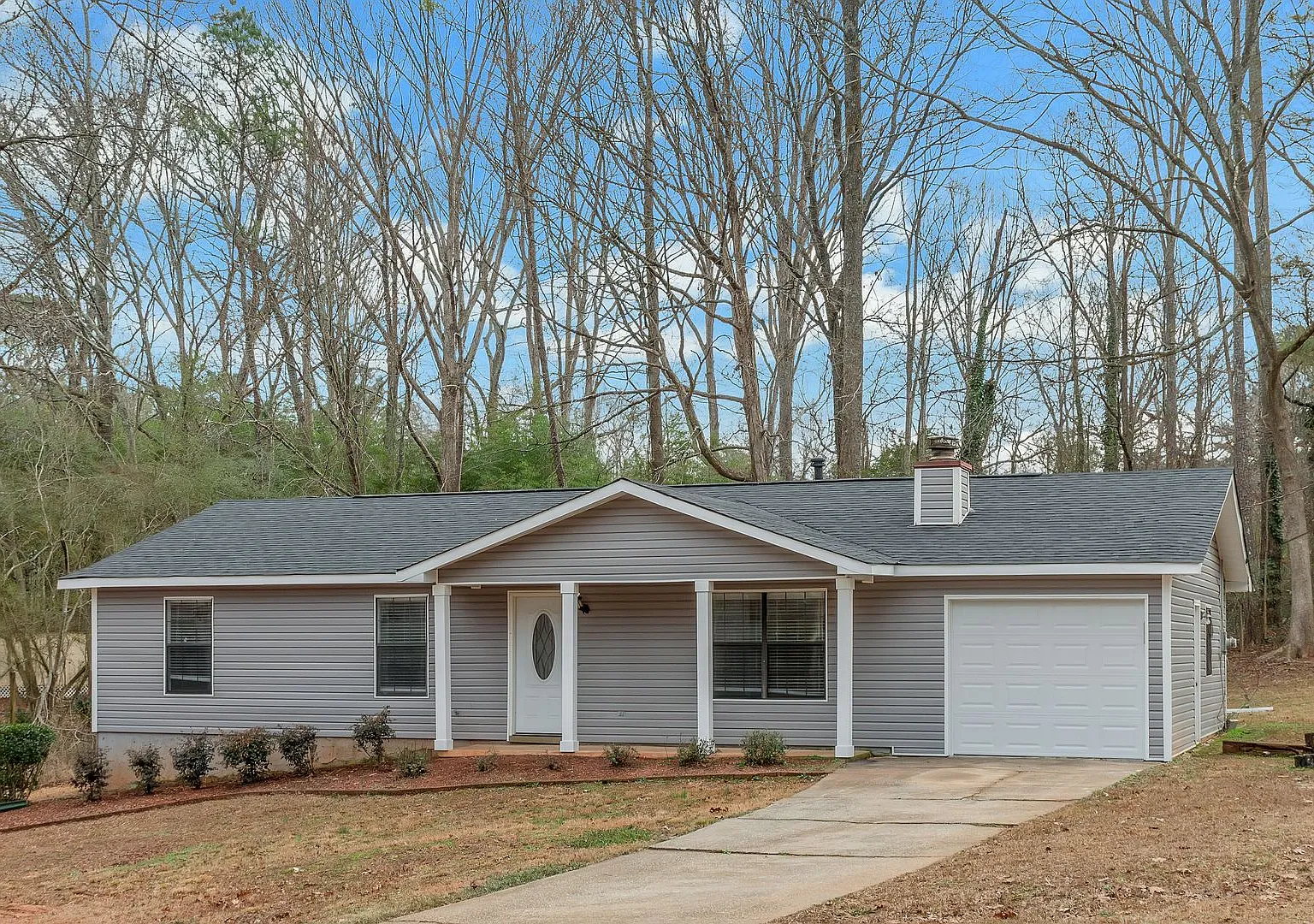 Charming 4-Bedroom 3bath Home with Spacious Backyard in Stockbridge! — Photo 1