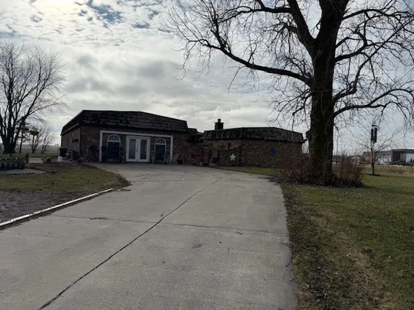 3301 Ireland Grove Rd, Bloomington, IL 61704